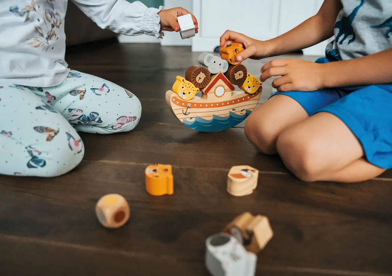 Kinder spielen mit neuem Holzspielzeug und Balancierboot – BabyLions® Kategorie Neu mit nachhaltigen Baby- und Kinderspielzeugen