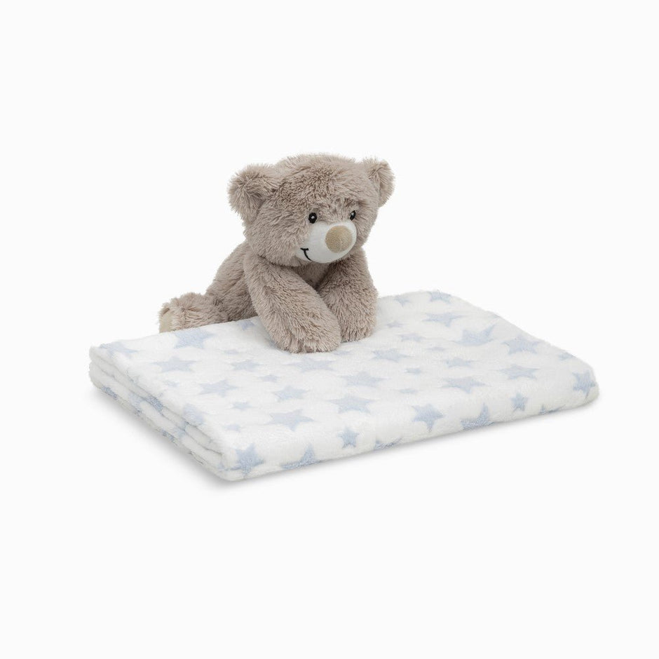 Kuscheltier Bär auf weicher Babydecke in Blau – 2-teiliges Geschenkset für Babys