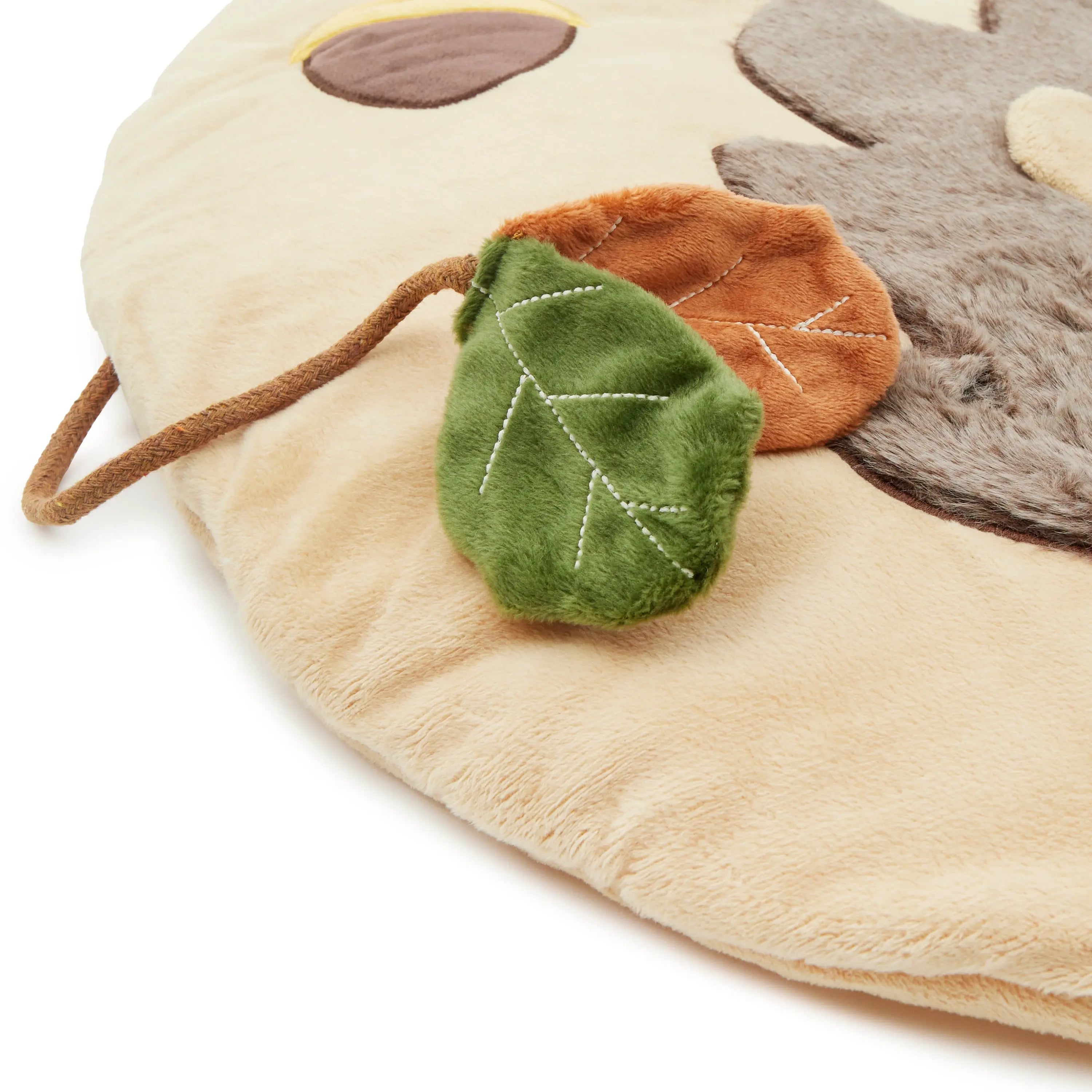 Detailaufnahme der Baby Spieldecke Igel Piksi von Bieco mit weicher Blatt-Applikation und unterschiedlichen Stoffstrukturen – sensorische Krabbeldecke zur Förderung der Tastwahrnehmung ab Geburt