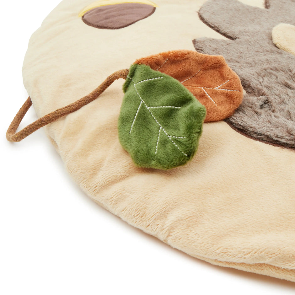 Detailaufnahme der Baby Spieldecke Igel Piksi von Bieco mit weicher Blatt-Applikation und unterschiedlichen Stoffstrukturen – sensorische Krabbeldecke zur Förderung der Tastwahrnehmung ab Geburt