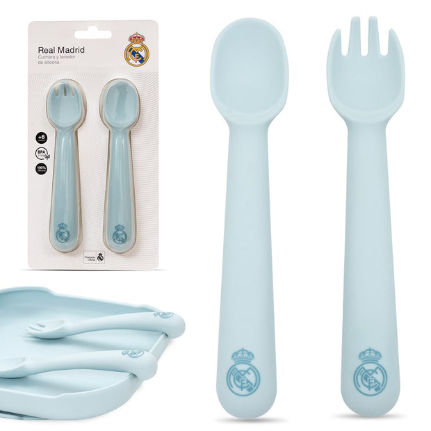 Babybesteck Real Madrid aus Silikon in Hellblau – Löffel und Gabel mit abgerundeten Spitzen, gezeigt in Verpackung und Detailansicht.