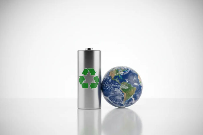 Wiederverwertbare Batterie neben Erde als Symbol für Recycling, Nachhaltigkeit und umweltfreundliche Energie