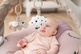 Baby unter Activity Gym Lalee von Done by Deer mit Spielanhängern