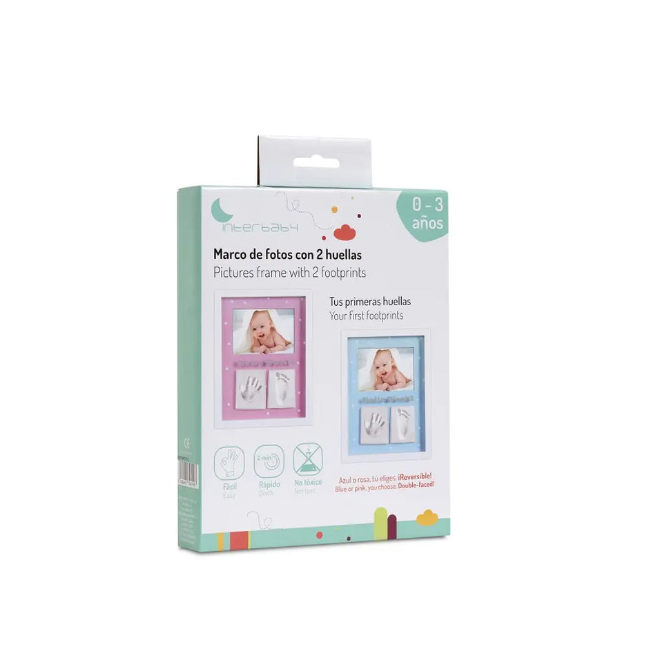 Originalverpackung des Baby Bilderrahmens mit Hand- und Fußabdruckset in Blau und Rosa – Erinnerungsrahmen für Babyfoto und Geschenk zur Geburt.