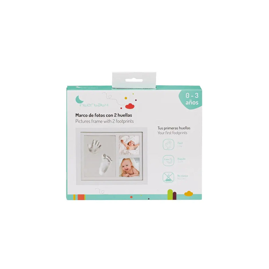 Originalverpackung des weißen Baby Erinnerungsrahmens mit Hand- und Fußabdruck sowie Platz für zwei Babyfotos – ideales Geschenk zur Geburt oder Taufe.