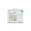 Originalverpackung des weißen Baby Erinnerungsrahmens mit Hand- und Fußabdruck sowie Platz für zwei Babyfotos – ideales Geschenk zur Geburt oder Taufe.