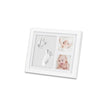 Schrägansicht des weißen Baby Erinnerungsrahmens mit Hand- und Fußabdruck sowie Platz für zwei Babyfotos – ideales Geschenk zur Geburt und Taufe.