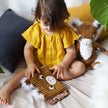 Baby spielt mit Fotoalbum Tiger aus Plüsch – weiches Stoffalbum für Babyfotos im Alltag