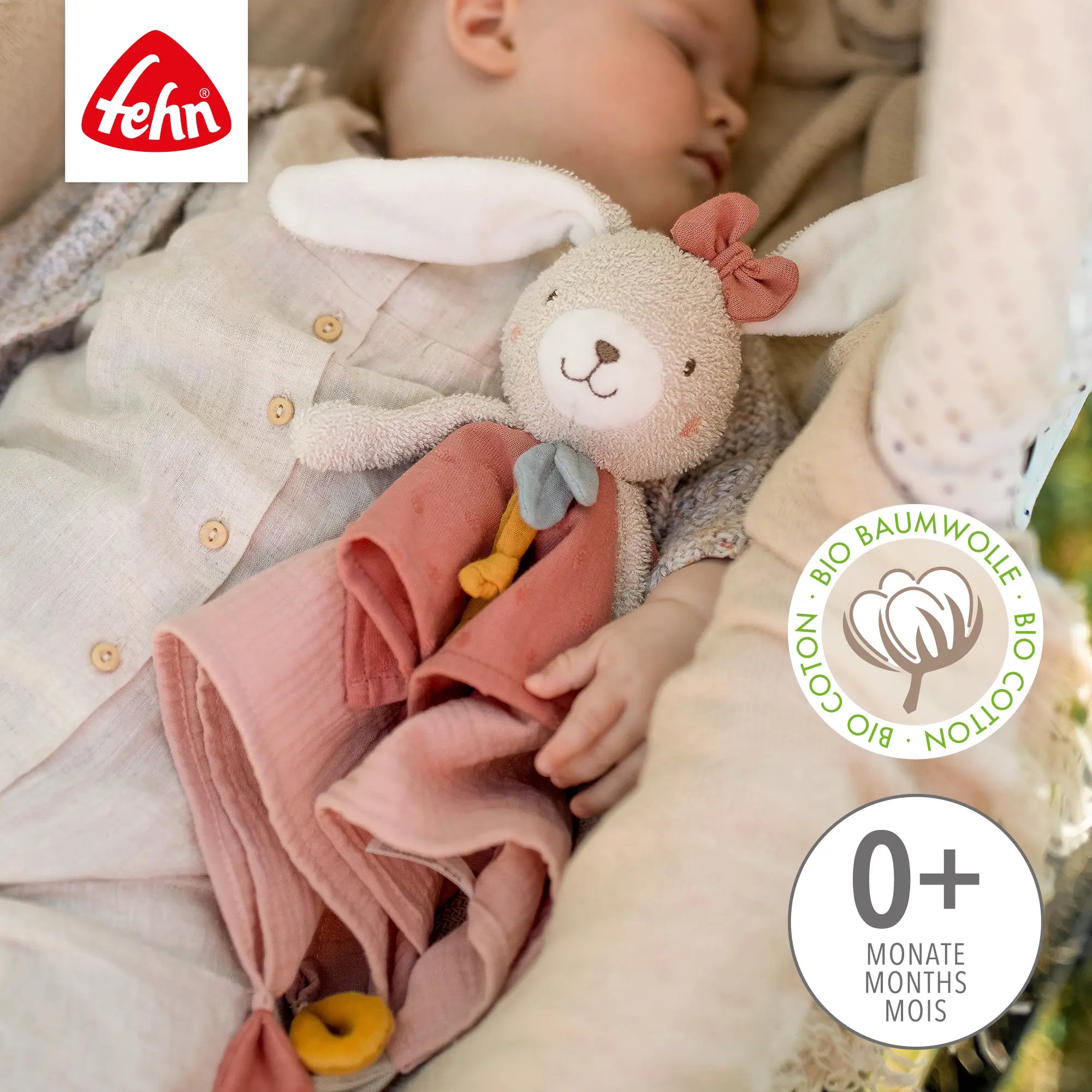 Baby Schmusetuch Hase rosa aus Bio-Baumwolle – schlafendes Baby mit kuscheligem Schnuffeltuch ab 0 Monate