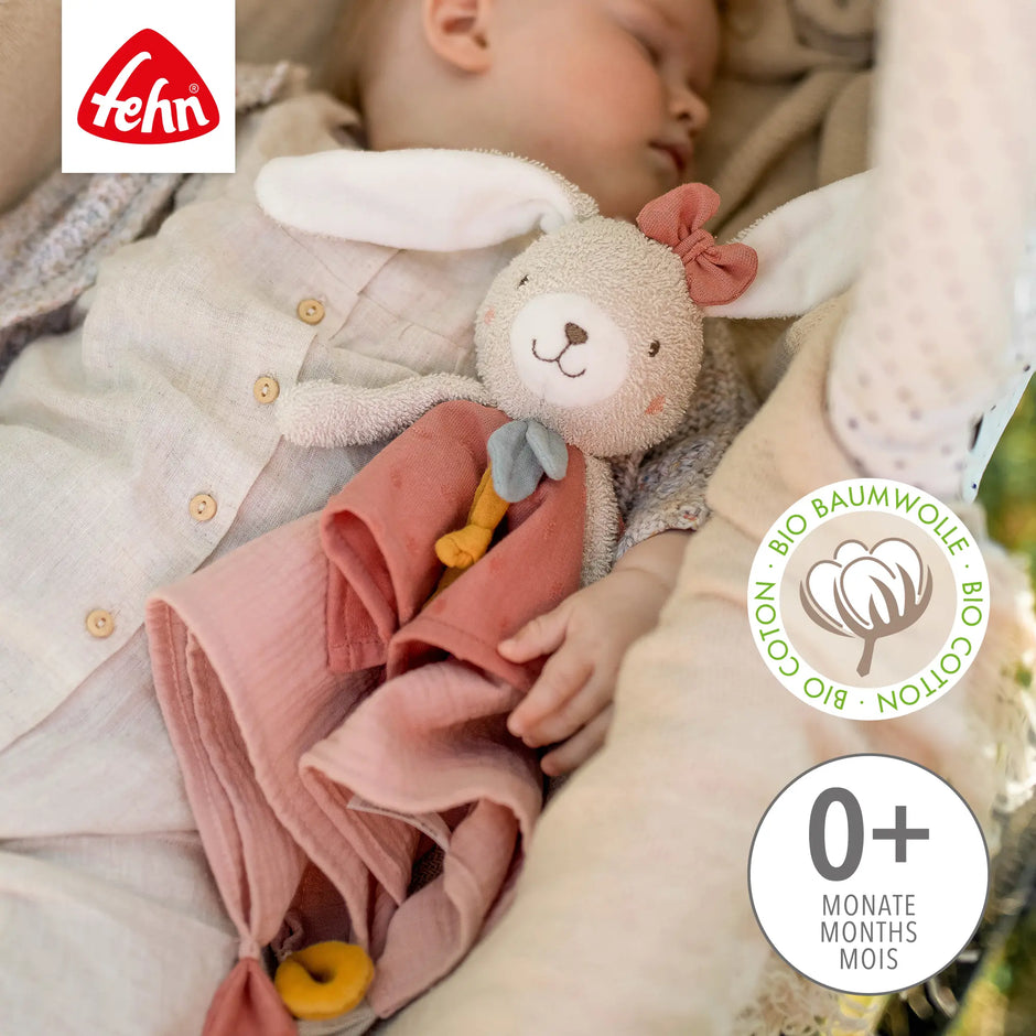 Baby Schmusetuch Hase rosa aus Bio-Baumwolle – schlafendes Baby mit kuscheligem Schnuffeltuch ab 0 Monate