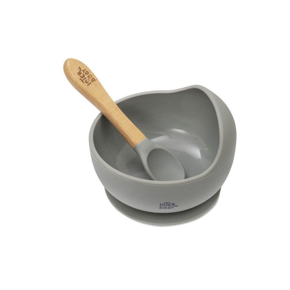 Baby-Schüssel mit rutschfestem Saugnapf und Löffel aus Silikon und Bambusgriff in Grau – ideal für Beikost, Brei und erste Mahlzeiten.