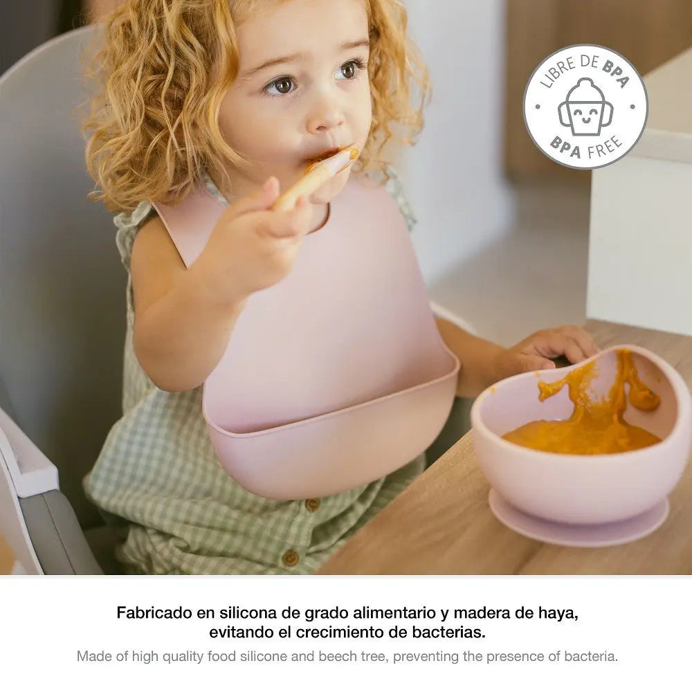 Baby isst mit rosa Silikon Schüssel mit Saugnapf und Löffel Real Madrid BPA frei rutschfest Anwendung zuhause