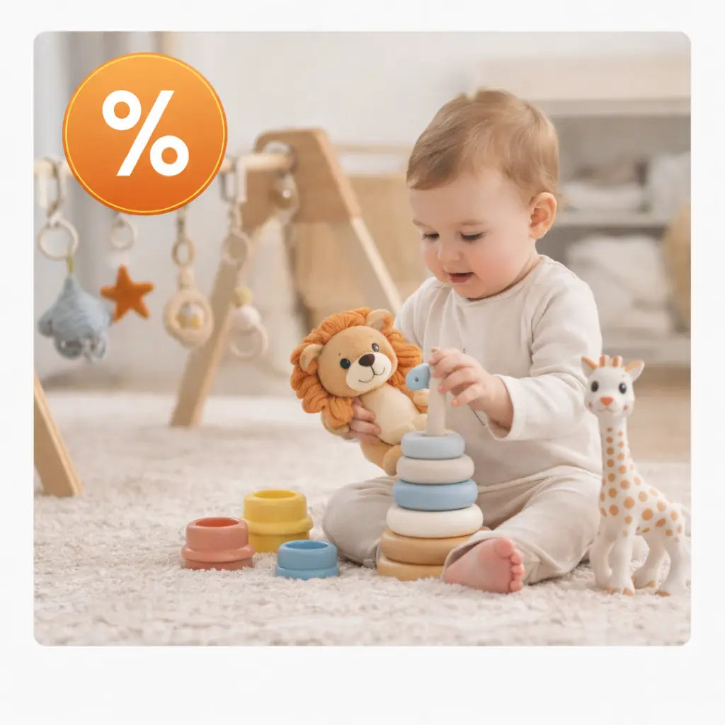 Baby spielt mit Holzspielzeug im Kinderzimmer – Babyspielzeug und Babyartikel im Sale bei BabyLions®