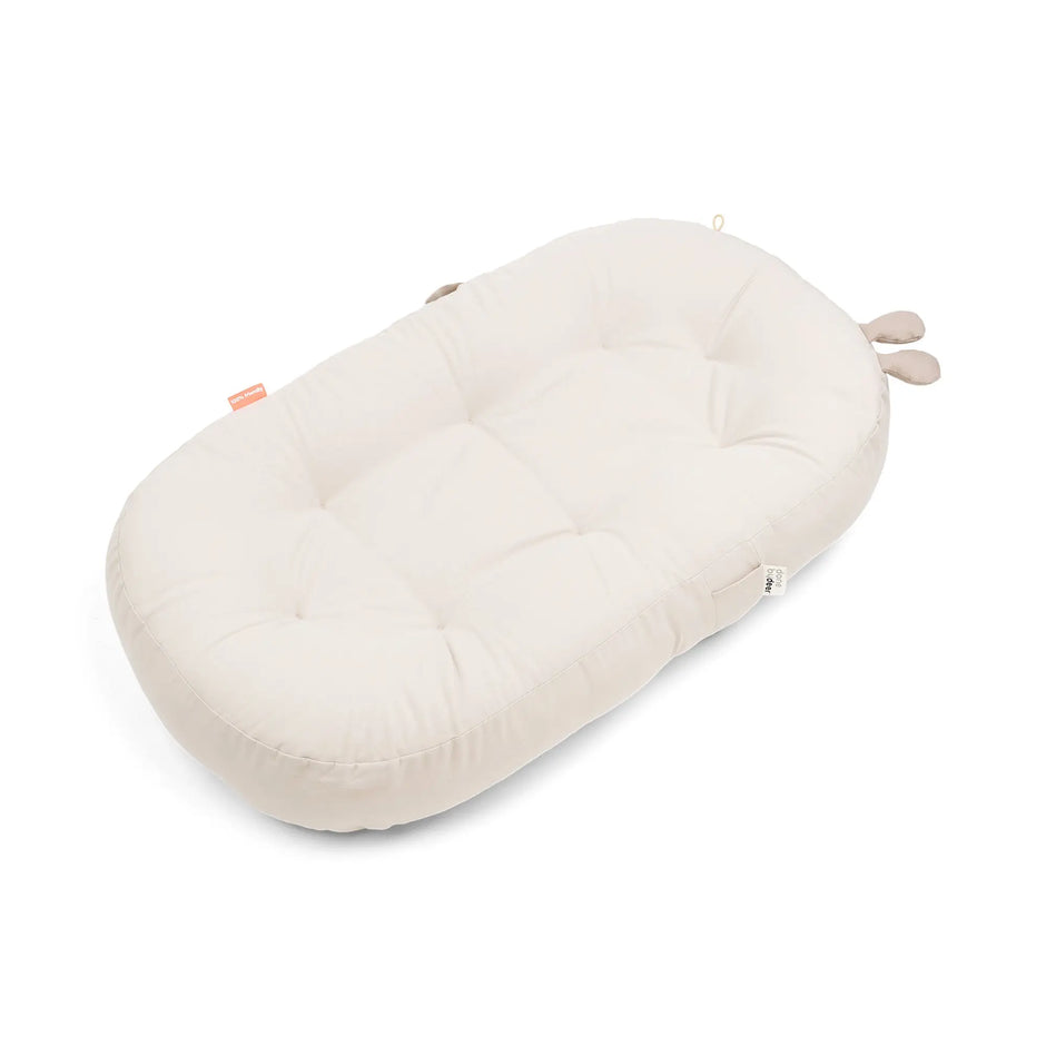 Beiges Baby Nest Raffi Done by Deer weiche Liegefläche für Neugeborene und Babys