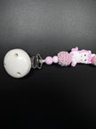 Detailaufnahme des Holzclips der personalisierten Einhorn Schnullerkette Luna in Rosa und Weiß