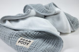 Graue Musselin-Babydecke mit weicher Fleece-Innenseite und Bearfoot-Label – kuschelig, atmungsaktiv und ideal für Babybett, Kinderwagen und unterwegs