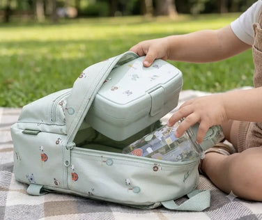 Kind packt Brotdose und Trinkflasche im Koala-Design in einen passenden Kinderrucksack für Kindergarten und Ausflüge.