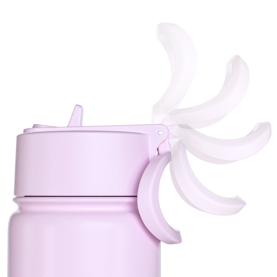 Detailansicht des Deckels einer rosa Kinder-Trinkflasche mit aufgeklapptem Verschluss und integriertem Trinkhalm