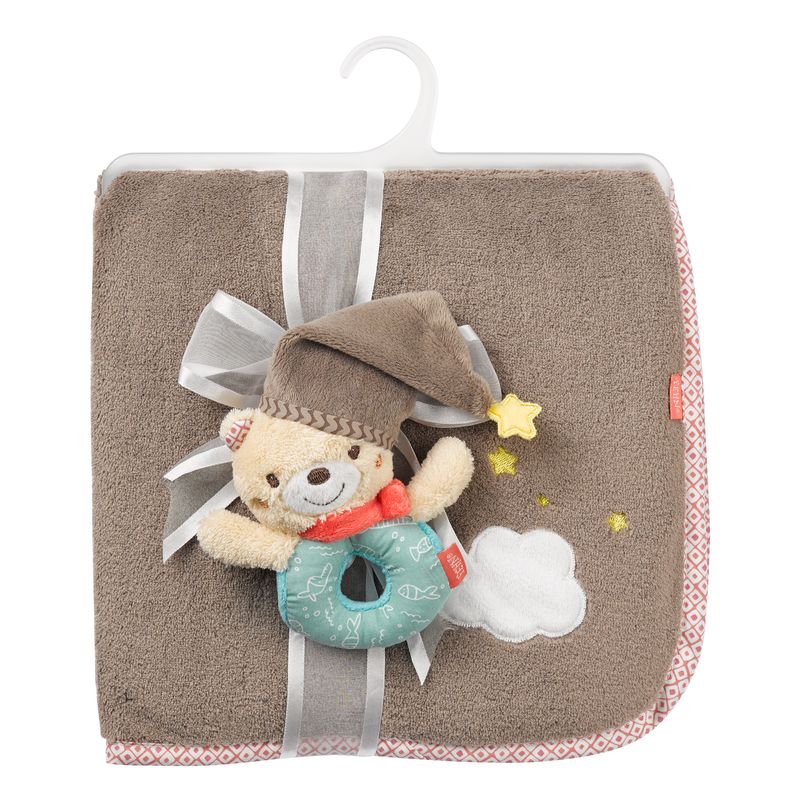 Weiche braune Kuscheldecke für Babys, gefaltet und mit Schleife gebunden, verziert mit einem kleinen Plüschbären in Schlafmütze, Wolken- und Sternmotiv – Geschenkidee für Neugeborene.