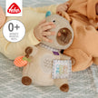 Baby kuschelt mit Kuscheltier Capybara Fehn Hello Little One – weiches Plüschtier zum Beruhigen und Einschlafen ab 0 Monate