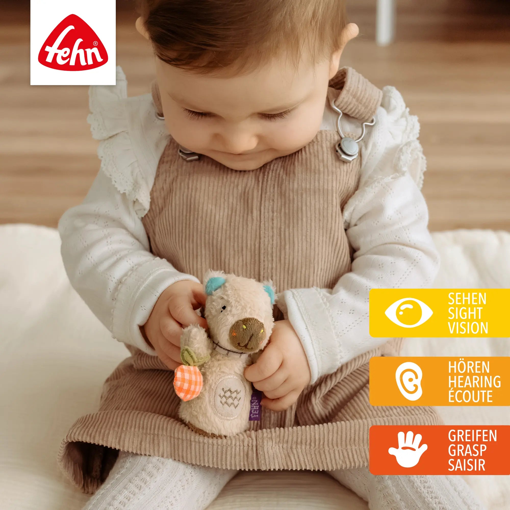 Baby spielt mit Mini Rassel Capybara und fördert Sehen, Hören und Greifen durch weiches Greifspielzeug mit Rassel