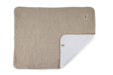 Musselin-Babydecke in Sand-Beige mit sichtbarer Fleece-Innenseite – weich, warm und ideal für Babybett, Kinderwagen oder Kuschelzeit