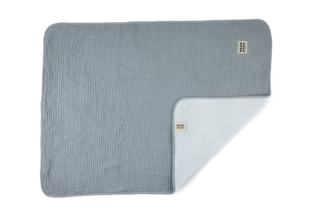 Graue Musselin-Babydecke mit weicher Fleece-Innenseite – atmungsaktiv, warm und ideal zum Schlafen, Kuscheln und für unterwegs
