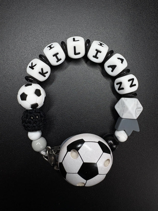 Personalisierte Schnullerkette Fußball mit Namen Kilian in Schwarz Weiß mit Fußballclip und Silikonring