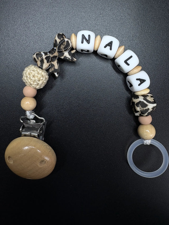 Personalisierte Schnullerkette Nala mit Leopardenmuster, Schleife und Holzclip