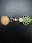 Holzclip mit Monstera-Silikonblatt an personalisierter Schnullerkette in Grün und Naturtönen