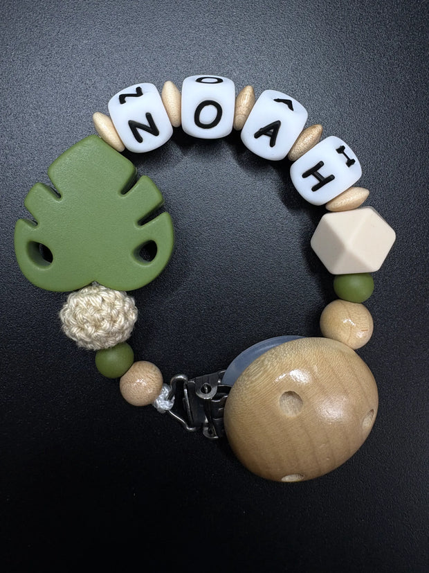 Personalisierte Schnullerkette Noah mit Monstera-Blatt in Olivgrün und Naturfarben