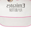 Real Madrid Baby Langarm-Lätzchen Detailaufnahme – wasserdichtes Material mit Emirates Fly Better Aufdruck