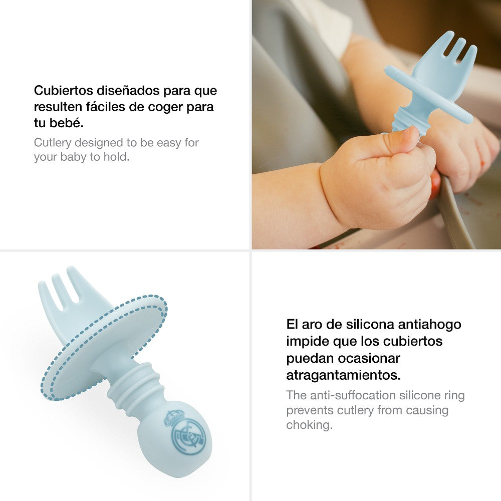 Baby hält Real Madrid Lernbesteck aus Silikon in Blau mit Anti Verschluck Schutzring BPA frei