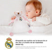 Baby schläft mit Real Madrid Schmusetuch Bär rosa im Bett