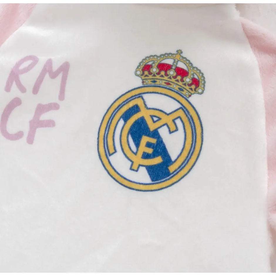 Detailaufnahme Real Madrid Logo auf rosa Baby Schmusetuch