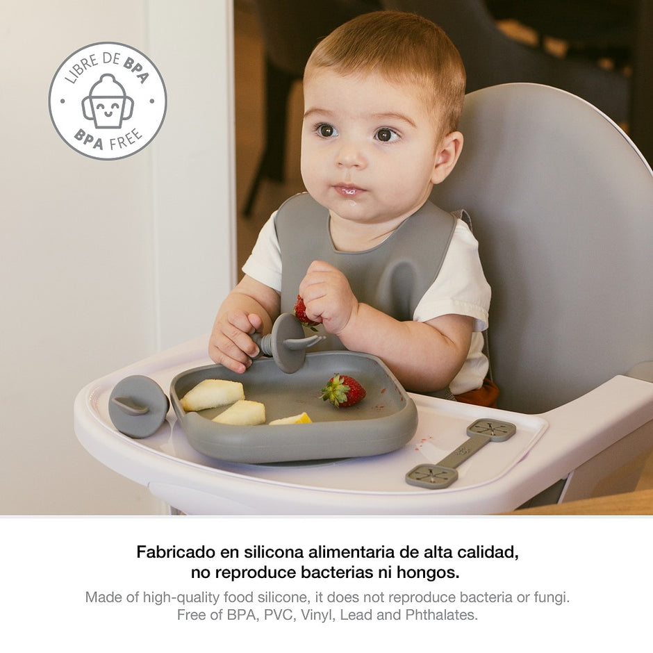 Baby im Hochstuhl mit Real Madrid Lernbesteck aus Silikon BPA frei auf Saugteller
