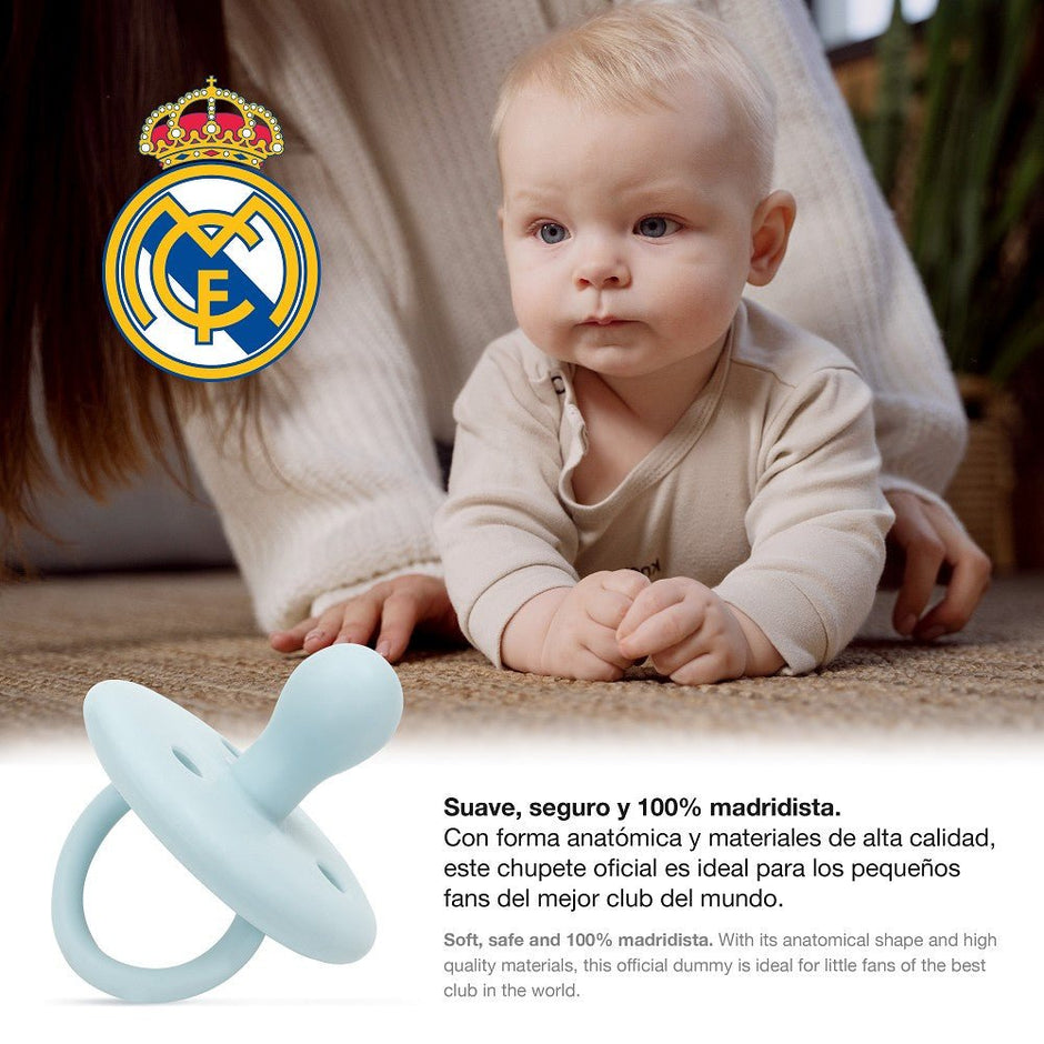 Real Madrid Schnuller aus Silikon blau mit Baby im Hintergrund