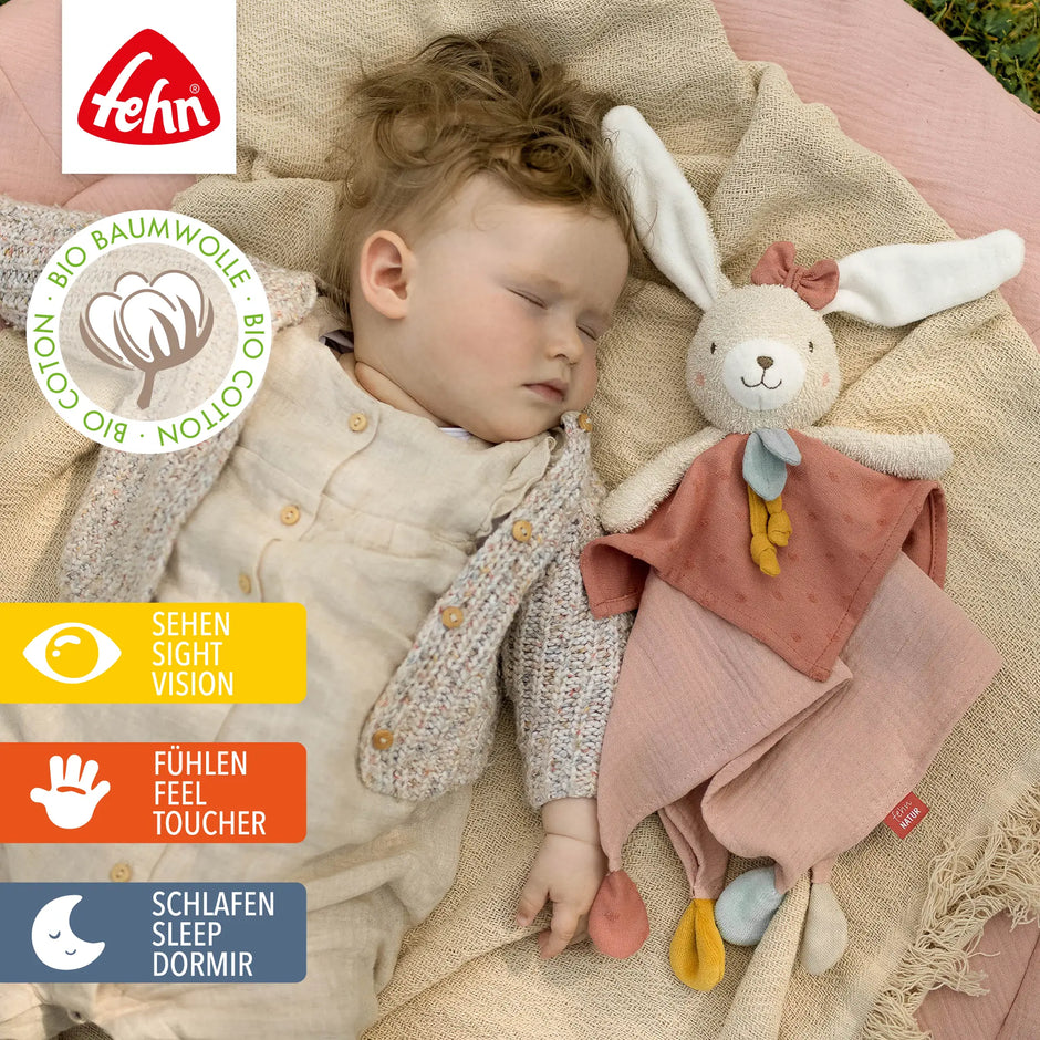 Baby Schmusetuch Hase rosa aus Bio-Baumwolle – schlafendes Baby mit kuscheligem Schnuffeltuch, beruhigend und weich