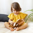 Baby spielt mit Schmusetuch Tiger – weiches Kuscheltuch für Kleinkinder
