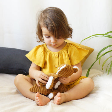 Baby spielt mit Schmusetuch Tiger – weiches Kuscheltuch für Kleinkinder

