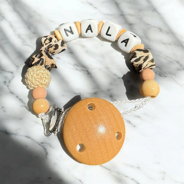Personalisierte Schnullerkette im Leopard-Design mit Holzclip und Perlen in natürlicher Farbgebung