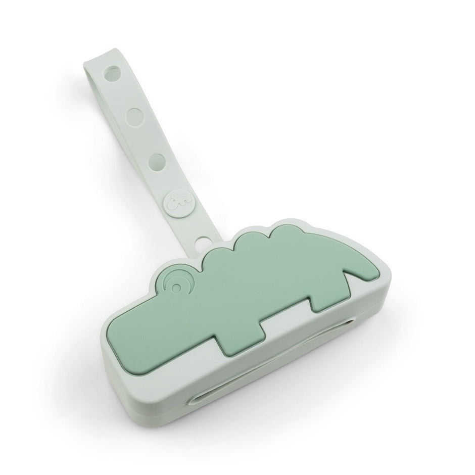 Grünes Silikon-Schnullertäschchen in Krokodilform mit Trageriemen – BabyLions praktischer Schnullerbehälter für unterwegs.