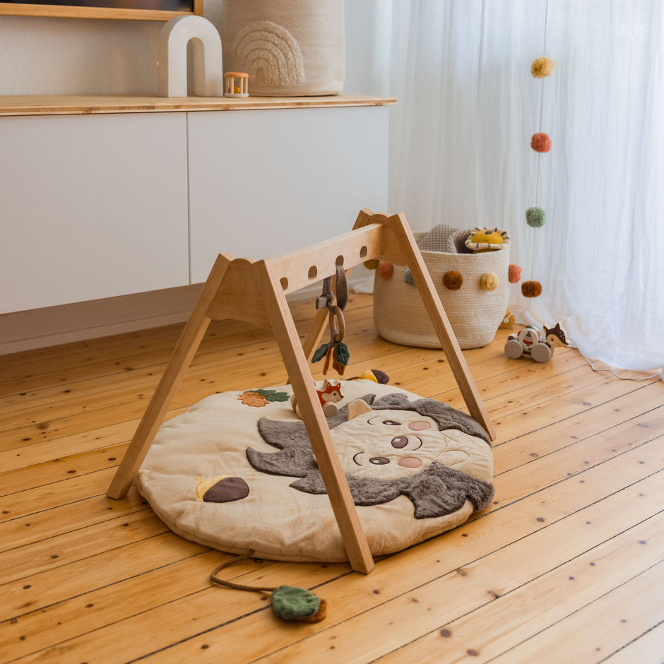 Spieldecke Igel Piksi von Bieco – weiche Baby Krabbeldecke mit Spielbogen