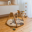 Baby Spieldecke Igel Piksi von Bieco mit Spielbogen im Kinderzimmer – weiche Krabbeldecke mit sensorischen Spielelementen zur Förderung von Motorik und Entdecken ab Geburt