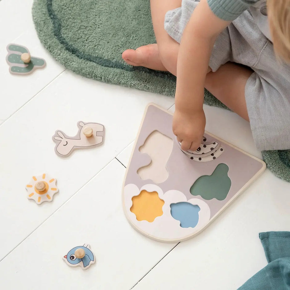 Kind spielt mit Steckpuzzle aus Holz – Lernspielzeug fördert Motorik bei Kleinkindern