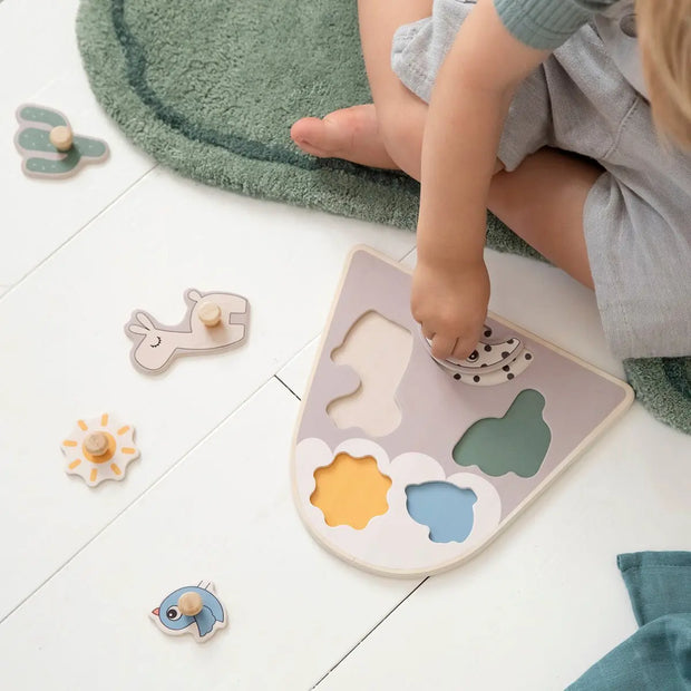 Kind spielt mit Steckpuzzle aus Holz – Lernspielzeug fördert Motorik bei Kleinkindern