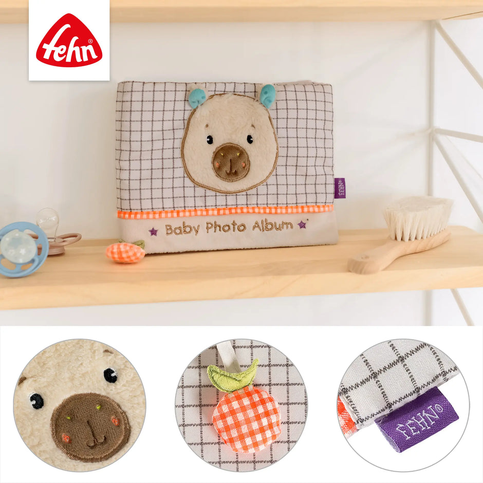 Stoffbuch Baby Fotoalbum Capybara von Fehn im Regal mit Detailansichten weiches Kuschelalbum für Babys