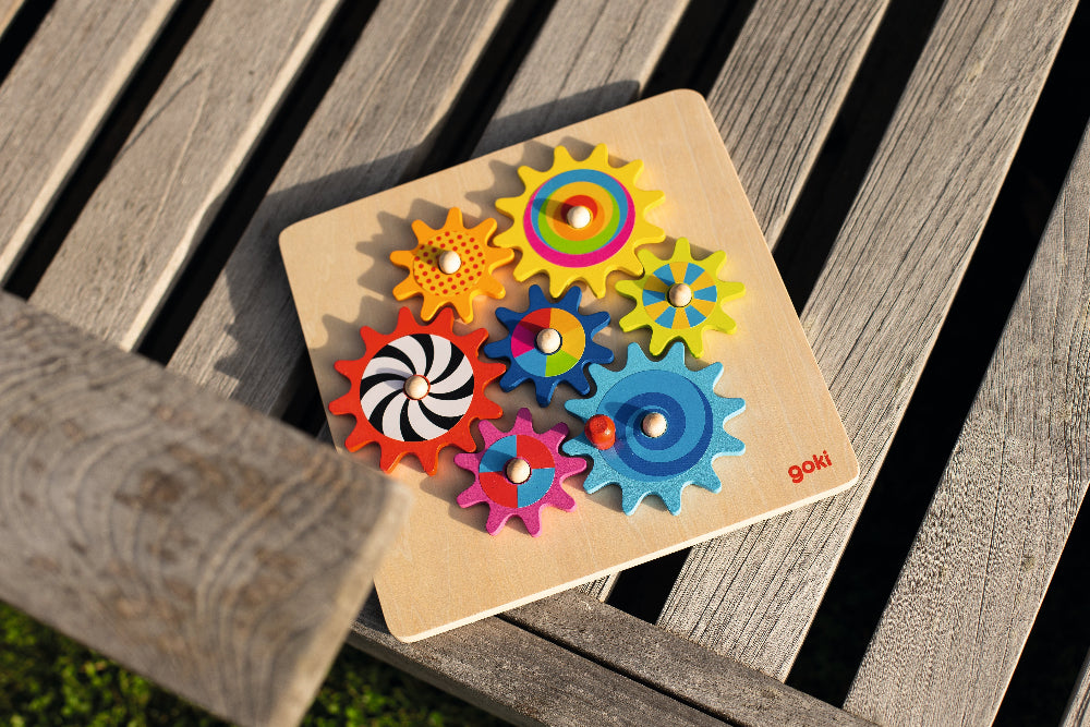 Zahnradspiel aus Holz von goki mit bunten Zahnrädern – Motorikbrett für Kinder
